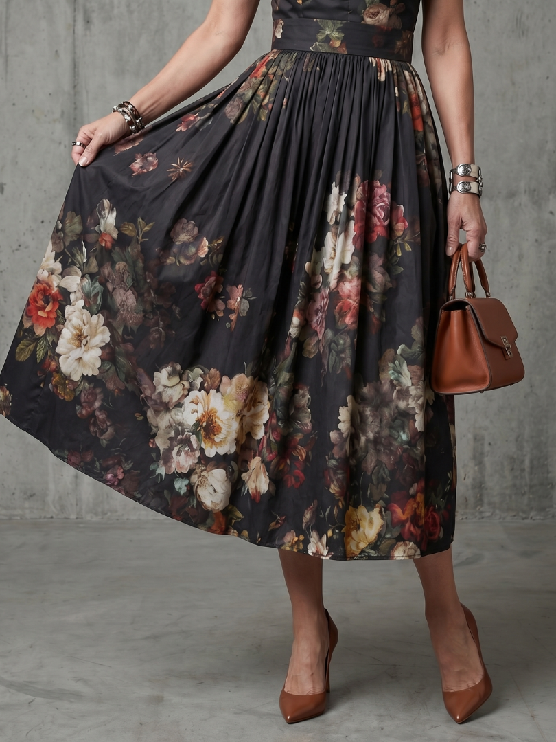 Greta | Vestido Midi Floral Plissado com Decote Alto e Abertura em Gota