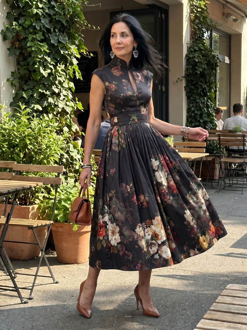 Greta | Vestido Midi Floral Plissado com Decote Alto e Abertura em Gota